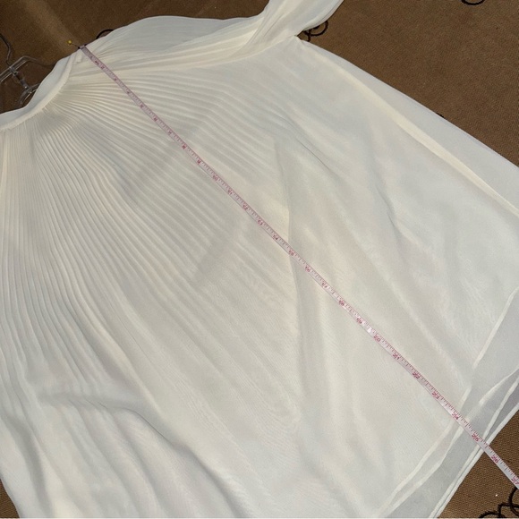 Tory Burch Meryl Ivory Pleated Chiffon Blouse Size 4
Excellente Condition - Picture 14 of 14
